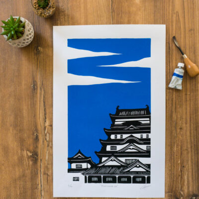 linogravure du château de fukayama au japon sur fond bleu