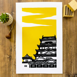 linogravure du château de fukayama au japon sur fond jaune